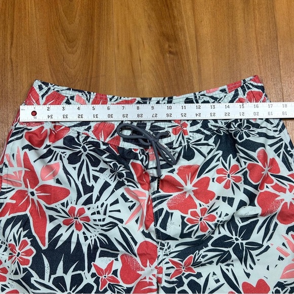 Maui and SonsMen’s Athletic Shorts Red and Black Size L - Picture 5 of 10